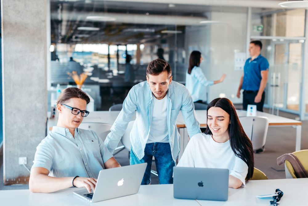 Equipo de TI Consultores trabajando en la oficina